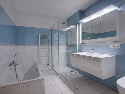 Badezimmer mit Spiegelschrank, Waschtisch, Badewanne und Dusche